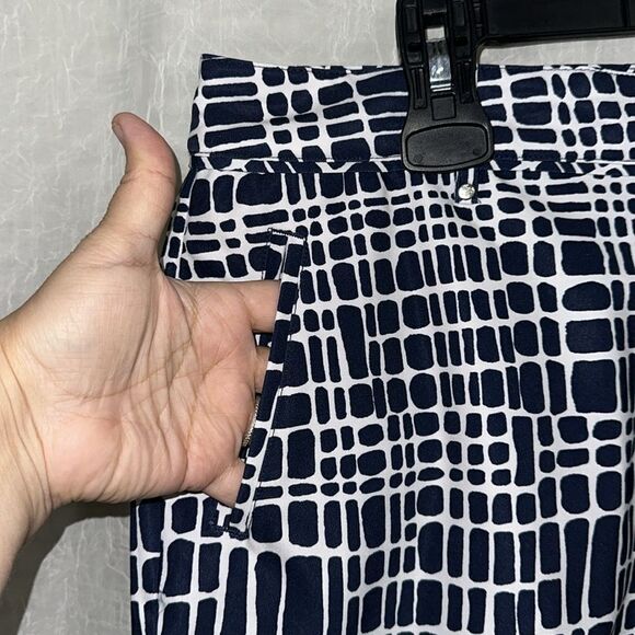 Lady Hagen 14 Navy White English Garden Cobblestone Print Short - Picture 3 of 11